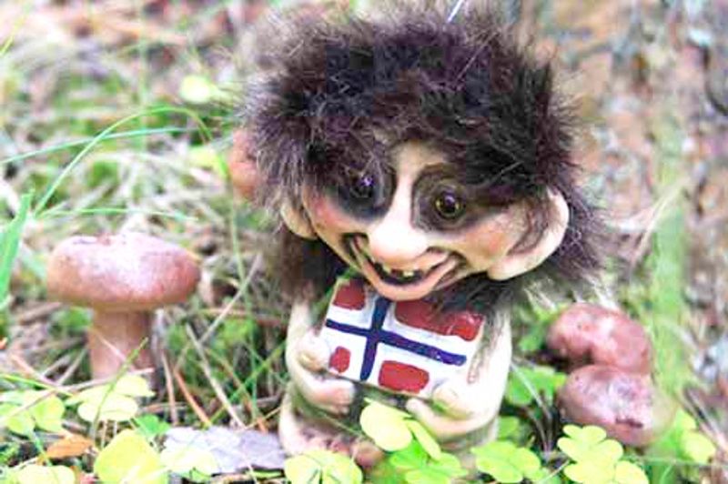 Troll with flag on belly(Troll # 093)