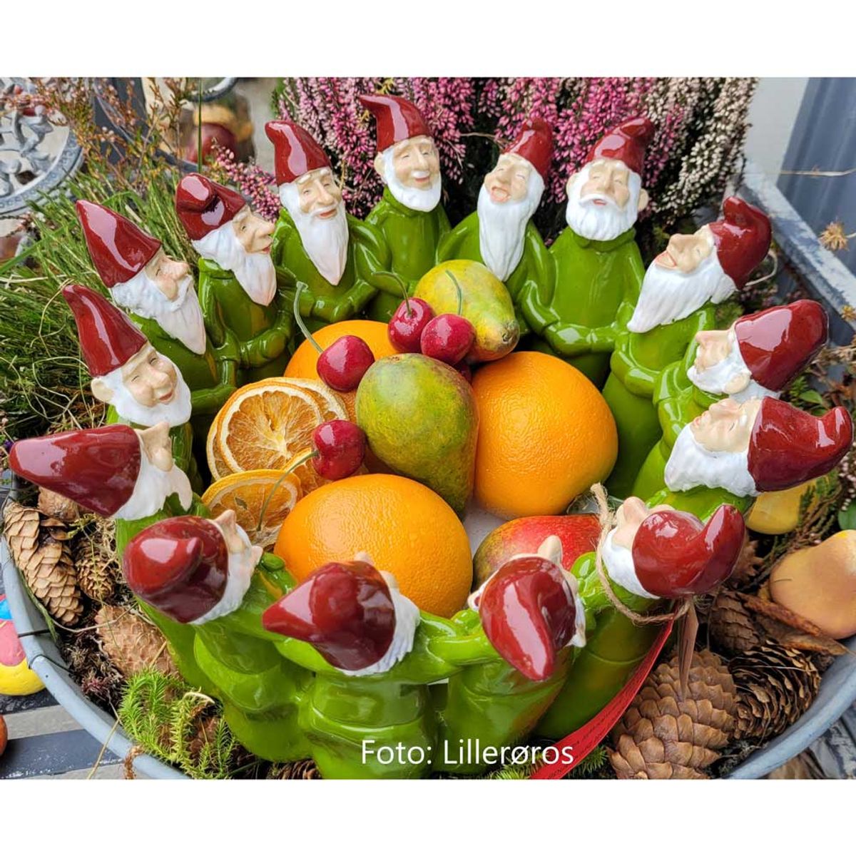 Santas in a circle, green, 32 cm, Harvesttime