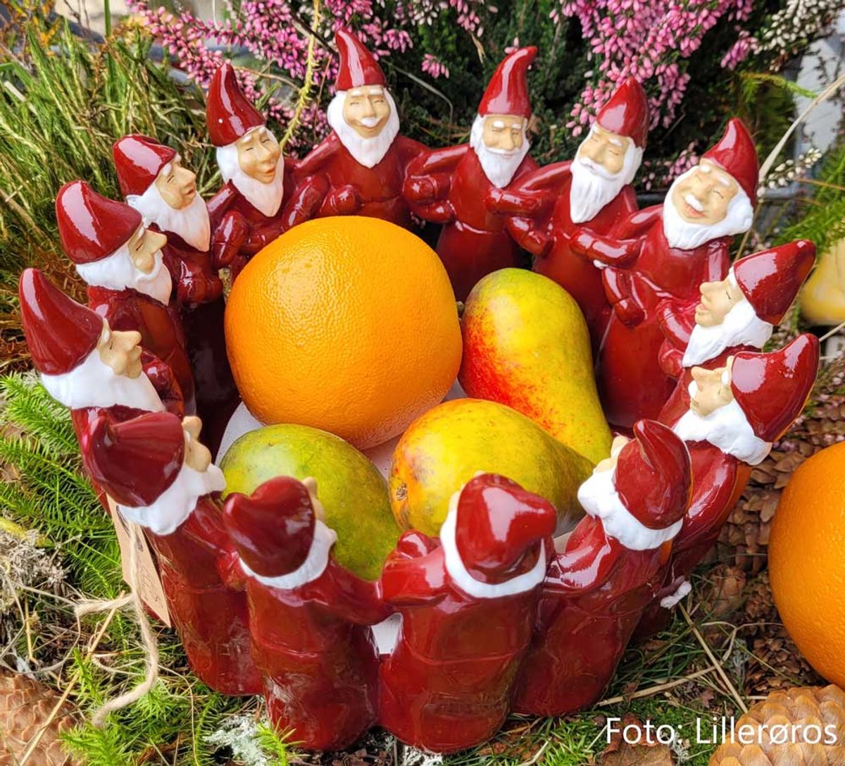 Santas in a circle, red, 22 cm, Harvesttime